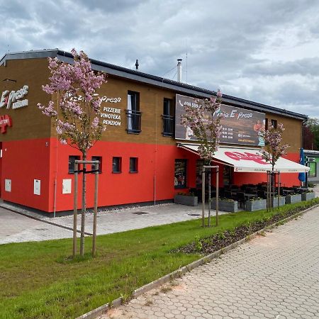 Penzion Kuzelna Hotel Trutnov Bagian luar foto