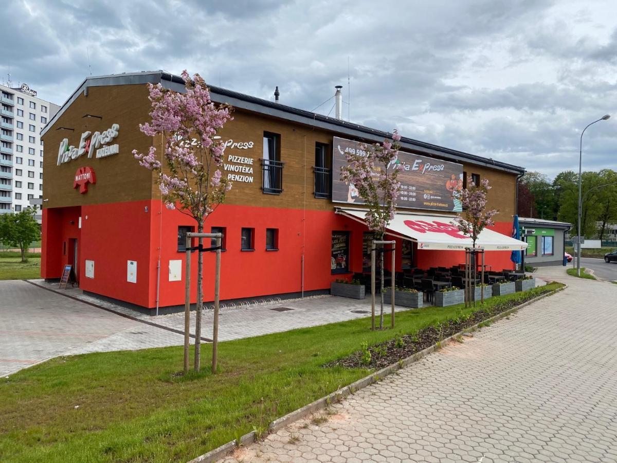 Penzion Kuzelna Hotel Trutnov Bagian luar foto